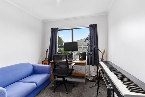 Photo of property in 5 Bayswater Place, Newlands, Wellington, 6037