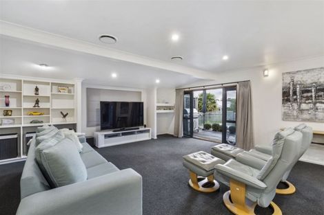 Photo of property in 18 Ravenwood Drive, Forrest Hill, Auckland, 0620