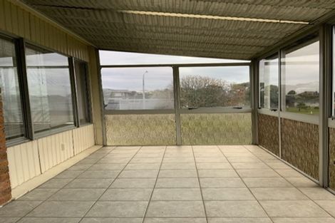 Photo of property in 54 Manhattan Heights, Glendene, Auckland, 0602