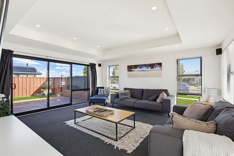 Photo of property in 10 Shillingford Boulevard, Rolleston, 7615