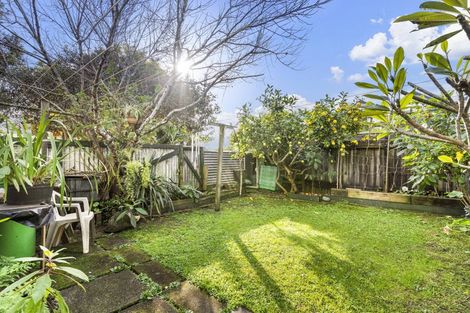 Photo of property in 2/729 Te Atatu Road, Te Atatu Peninsula, Auckland, 0610