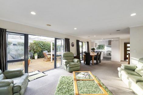 Photo of property in 18 Robert Grove, Paraparaumu, 5032