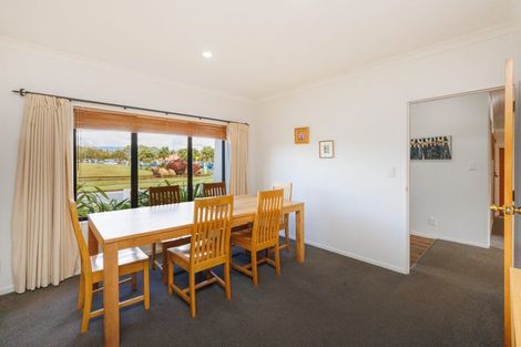 Photo of property in 1 Sycamore Crescent, Fitzherbert, Palmerston North, 4410