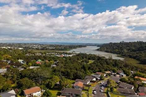 Photo of property in 2/8 Thistledew Place, Bayview, Auckland, 0629