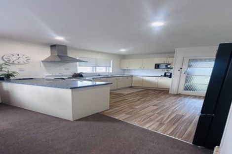 Photo of property in 70 Rosehill Drive, Rosehill, Papakura, 2113