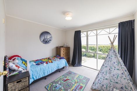 Photo of property in 24 Logan Way, Kelvin Grove, Palmerston North, 4414