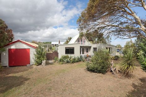 Photo of property in 15 Punga Street, Tangimoana, 4822