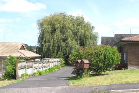 Photo of property in 2/16 Ronald Macken Place, Windsor Park, Auckland, 0632