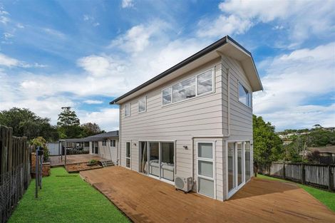 Photo of property in 19 Deverell Place, Northcross, Auckland, 0632
