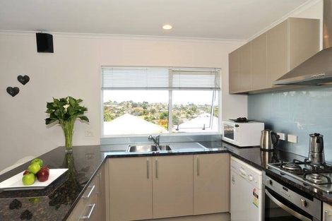 Photo of property in 6/8a Target Road, Totara Vale, Auckland, 0629