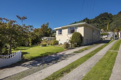 Photo of property in 53 Hampden Street, Picton, 7220