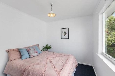 Photo of property in 25 Brooker Grove, Newlands, Wellington, 6037