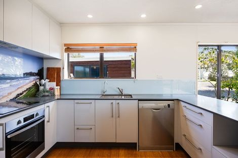 Photo of property in 16 Halldene Terrace, Red Beach, 0932