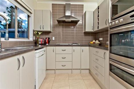 Photo of property in 212 East Coast Road, Forrest Hill, Auckland, 0620