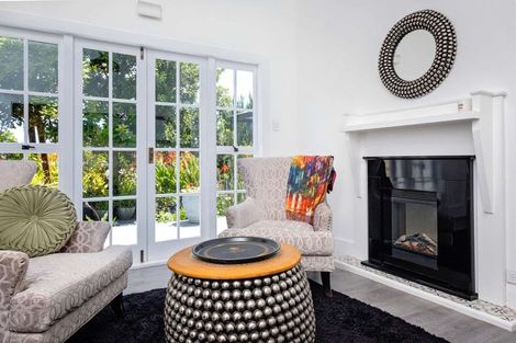 Photo of property in 104 Ferry Road, Clive, 4102