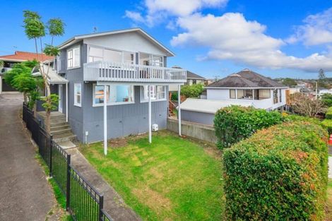 Photo of property in 1/28 Rangitoto Terrace, Milford, Auckland, 0620