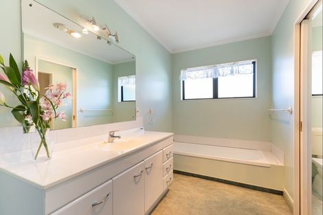 Photo of property in 5 Karina Road, Merrilands, New Plymouth, 4312