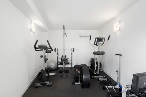 Photo of property in 21 Bendigo Grove, Newlands, Wellington, 6037