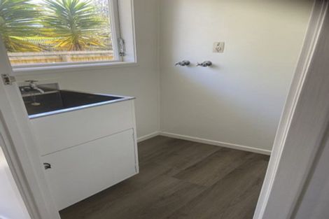 Photo of property in 3/2 Longbill Place, Glendene, Auckland, 0602