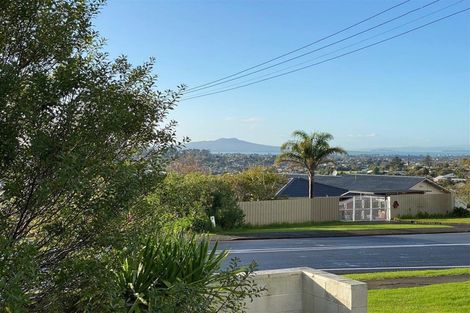 Photo of property in 2/96 Sunset Road, Unsworth Heights, Auckland, 0632