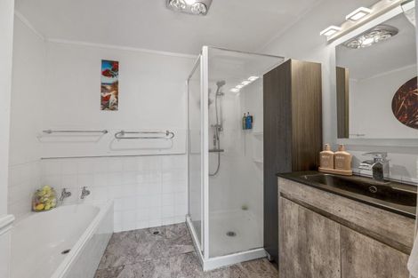 Photo of property in 92 Heta Road, Highlands Park, New Plymouth, 4312