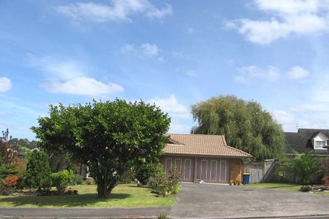 Photo of property in 14 Ronald Macken Place, Windsor Park, Auckland, 0632