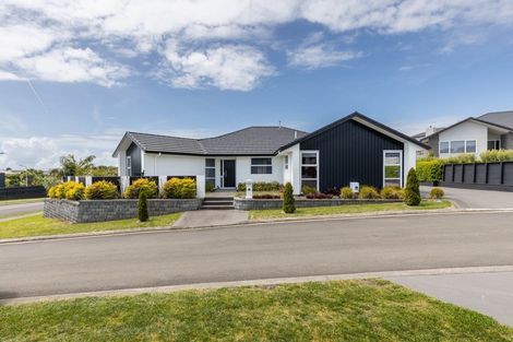Photo of property in 1 Oakmont Crescent, Waiwhakaiho, New Plymouth, 4312
