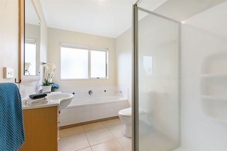 Photo of property in 16 Coachman Drive, Flat Bush, Auckland, 2016