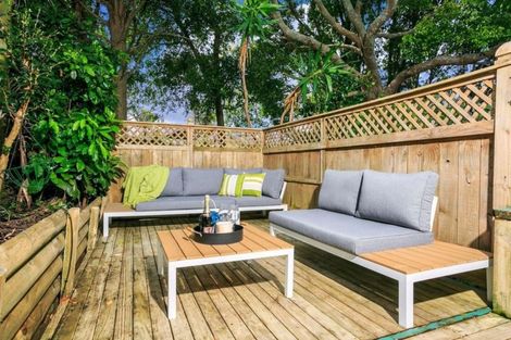 Photo of property in 2/21 Greenvalley Rise, Glenfield, Auckland, 0629