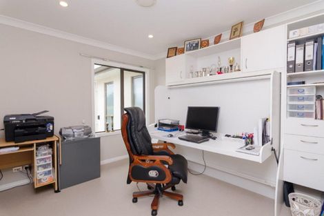 Photo of property in 6 Eagle Place, Martinborough, 5711