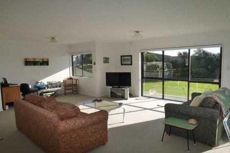 Photo of property in 79 Queens Road, Waikanae Beach, Waikanae, 5036