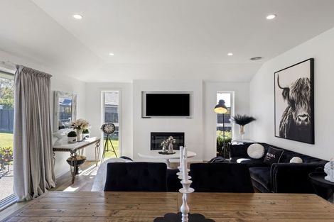 Photo of property in 111 Johnstone Drive, Fitzherbert, Palmerston North, 4410