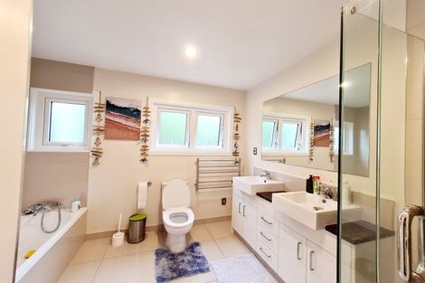 Photo of property in 31 Mandeville Place, Unsworth Heights, Auckland, 0632