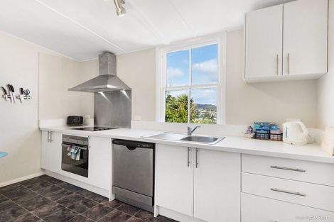 Photo of property in 113 Northland Road, Northland, Wellington, 6012