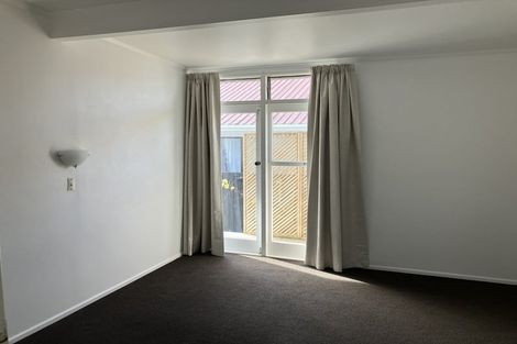 Photo of property in 2/17a Hillcrest Avenue, Hillcrest, Auckland, 0627