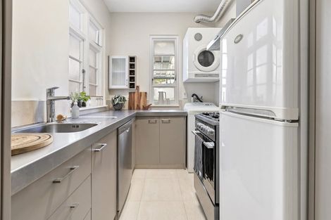 Photo of property in 20e Portland Crescent, Thorndon, Wellington, 6011