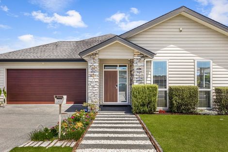 Photo of property in 17 Larmer Drive, Kumeu, 0810