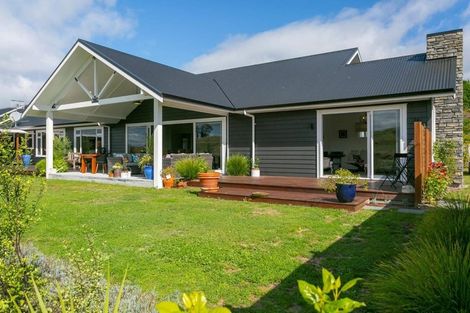 Photo of property in 98 Loch Views Road, Acacia Bay, Taupo, 3385