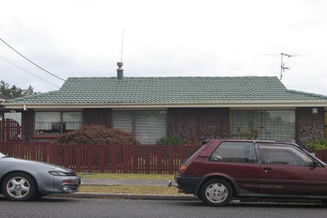 Photo of property in 2/137 Chivalry Road, Glenfield, Auckland, 0629