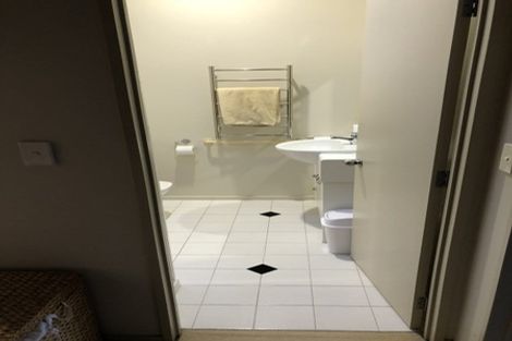 Photo of property in 2f/20 Ian Marwick Place, Birkenhead, Auckland, 0626