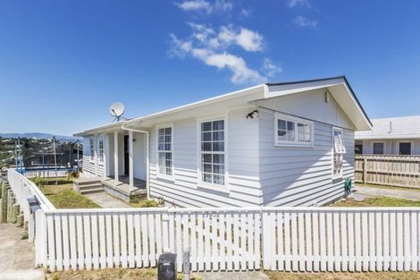 Photo of property in 90 Akaroa Drive, Maupuia, Wellington, 6022