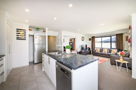 Photo of property in 12 Gibraltar Way, Fitzherbert, Palmerston North, 4410