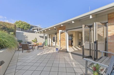 Photo of property in 6 Langstone Place, Chatswood, Auckland, 0626