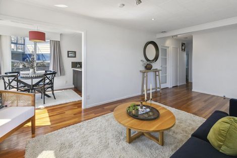 Photo of property in 27 Brooker Grove, Newlands, Wellington, 6037