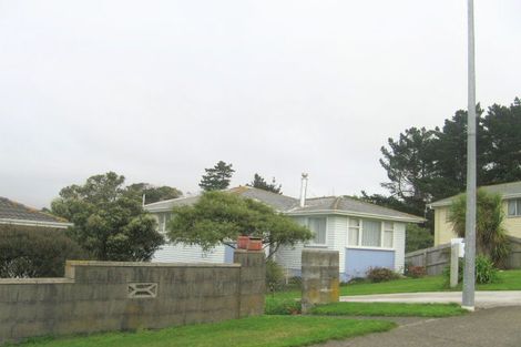 Photo of property in 25 Beauzami Crescent, Ascot Park, Porirua, 5024