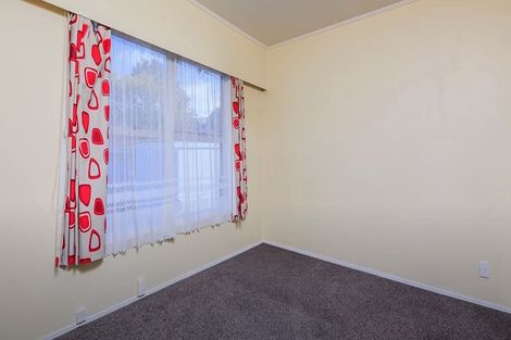 Photo of property in 2/10 Lambrown Drive, Totara Vale, Auckland, 0629