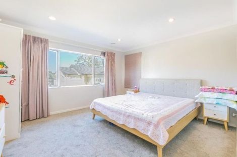 Photo of property in 54 Harrowglen Drive, Northcross, Auckland, 0630