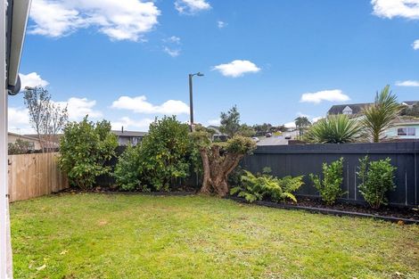 Photo of property in 2 Ladbrooke Drive, Newlands, Wellington, 6037
