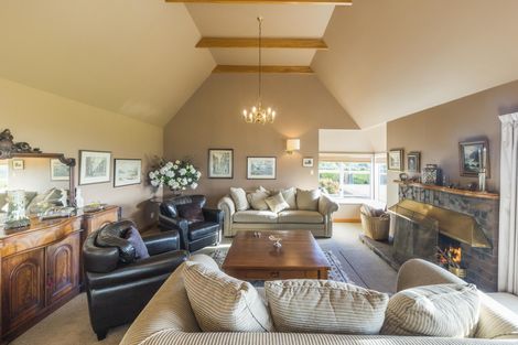 Photo of property in 38 Titirangi Drive, Fitzherbert, Palmerston North, 4471