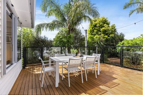 Photo of property in 2/12 Beatrice Avenue, Hillcrest, Auckland, 0627